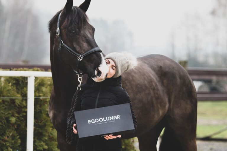 EQOOLUNAR Equestrian Light Therapy: En økonomisk overkommelig løsning på hestens skavanker