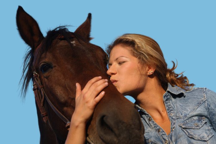 Hest får kys af en kvinde