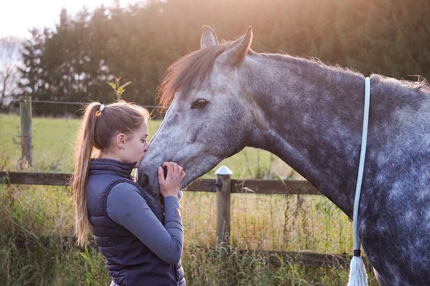 Amélie J. Gotfredsen med sin hest