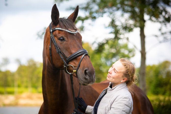 Den studerende hesteejer Julie Herskind med sin hest Axel