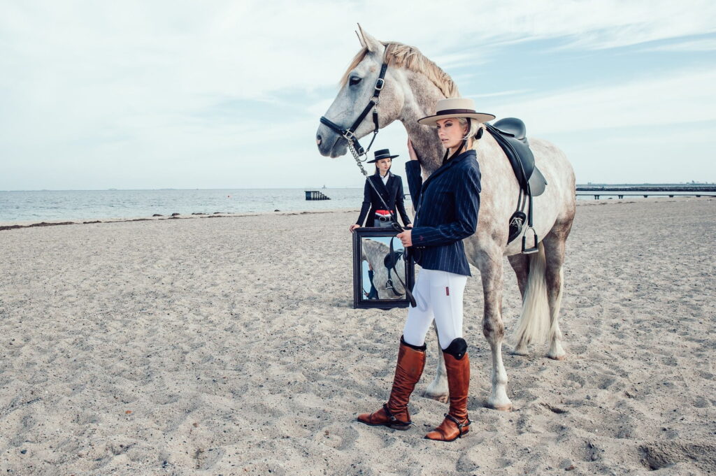 Hest og ryttere på stranden