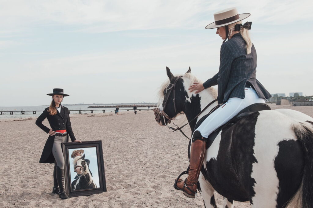 Hest og rytter på strand