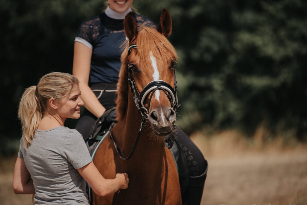 Christina Krzyrosiak Hansen med hest og rytter