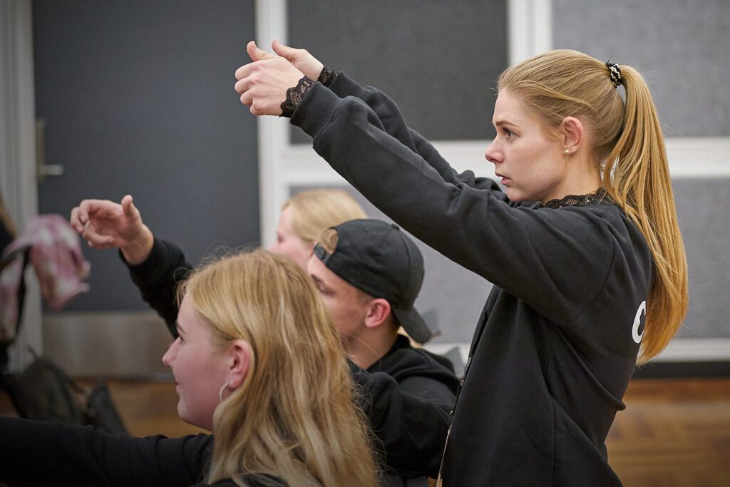 Rasmus Bagger instruerer