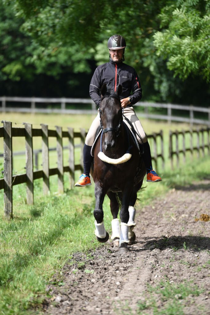 Claus Toftgaard og Carlos rider tur. 