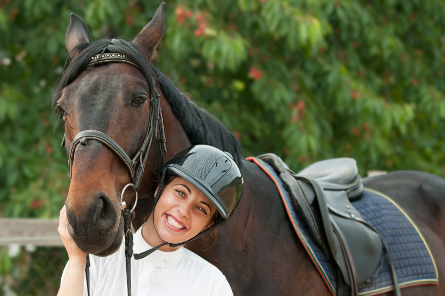 hest og glad rytter