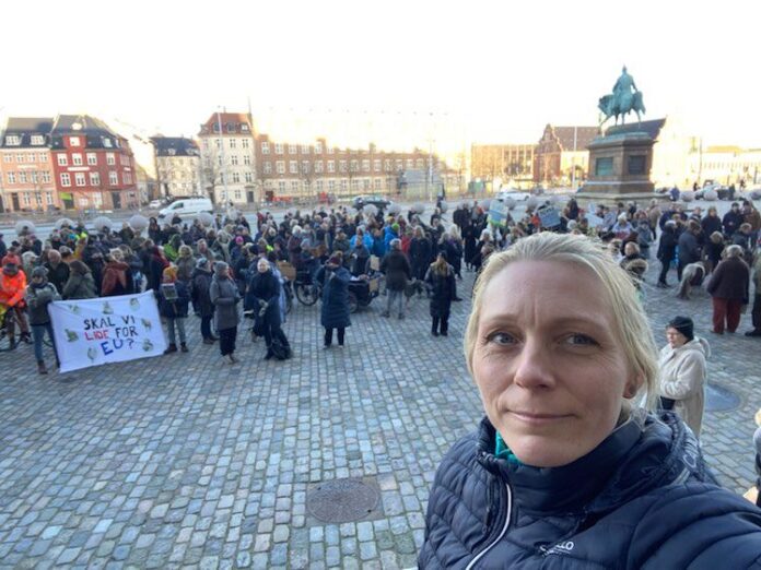 Karina Hou Larsen ved demonstration