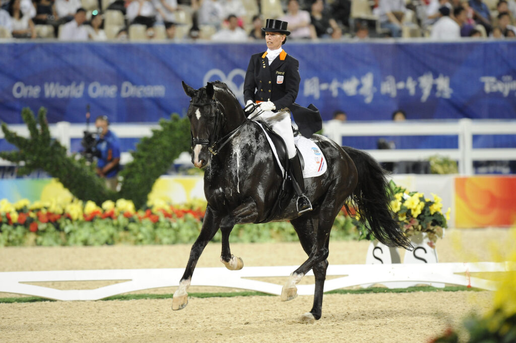 Anky van Grunsven og hesten Salinero under OL i Hong Kong, 2008. 