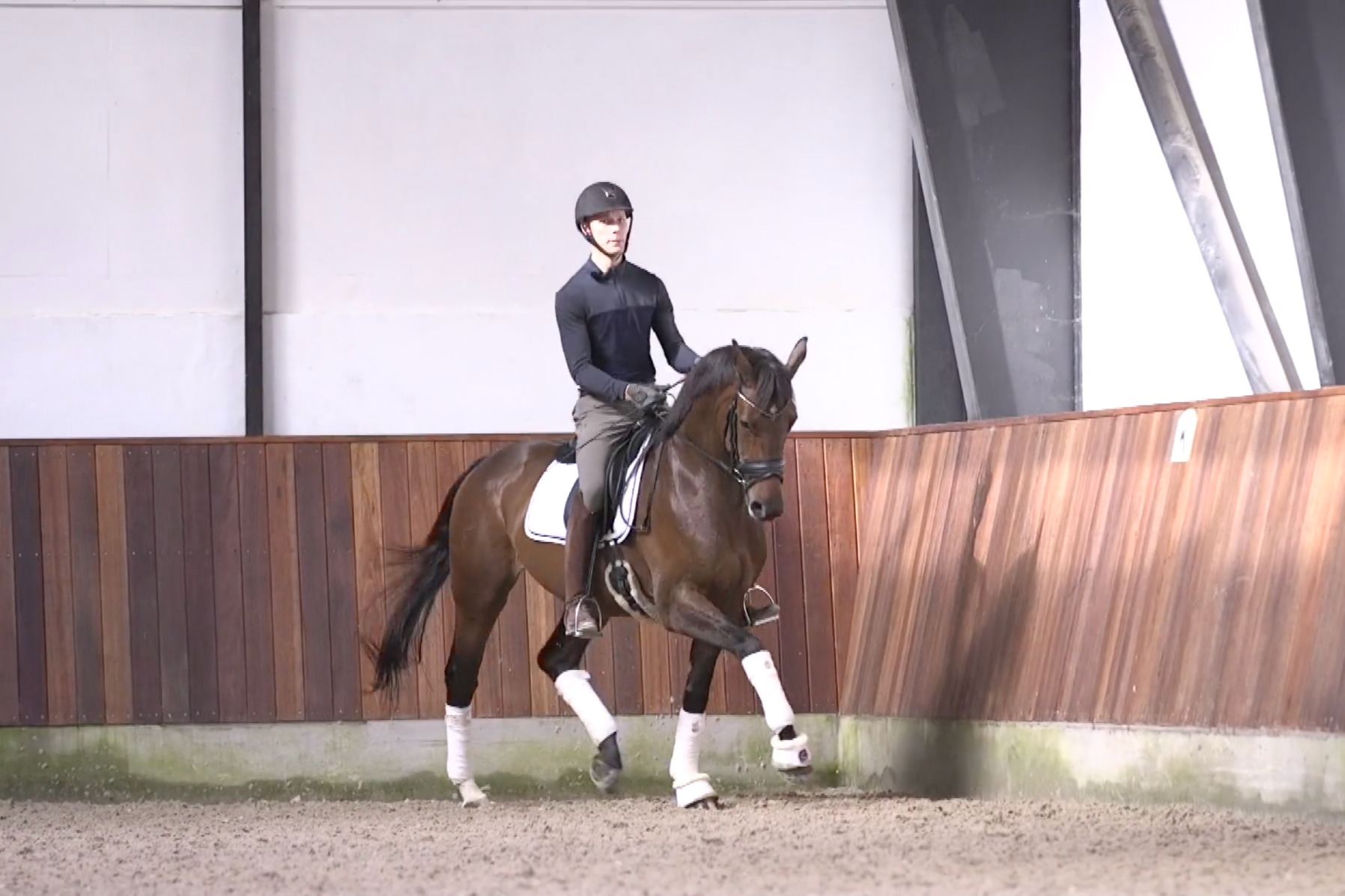 Daniel Bachmann rider hesten op i fronten