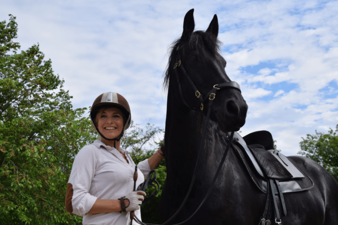 På billedet er Line Hummel, og hendes sorte hest