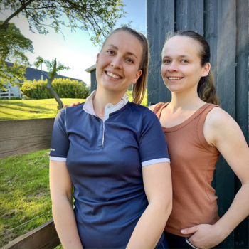 anna recker og emmi durig var hurtigt enige om , at hesteverdenen mangler bæredygtige produkter og deraf skabte de deres striglere med navnet cappall. foto. cappall