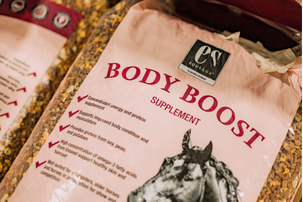 body boost fra equsana er en god proteinkilde til din hest eller pony. foto malgré tout