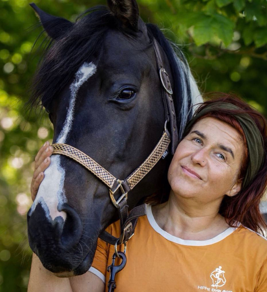 katrine ravnsfelt er også kendt som hippiedyrlægen. hun hun er uddannet dyrlæge og kombinerer sin faglige viden med akupunktur, homøopati, osteopati, samt telepati. foto privat (1)