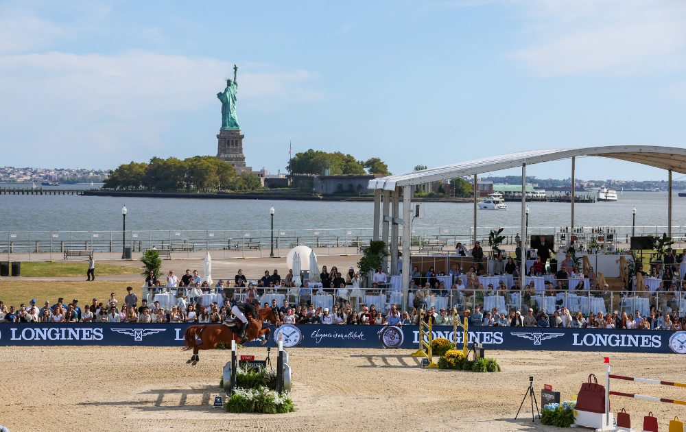 scenen var sat til international springning i topklasse med frihedsgudinden og liberty island som bagtæppe. foto lgct