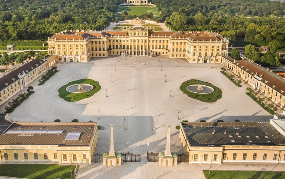 schönbrunn palace i wien er næste smukke scene for longines touren. foto arkiv