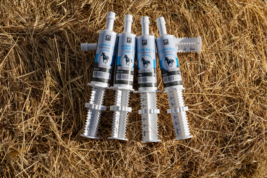fire nye koncentrerede produkter til hesten fra equsana. foto malgré tout
