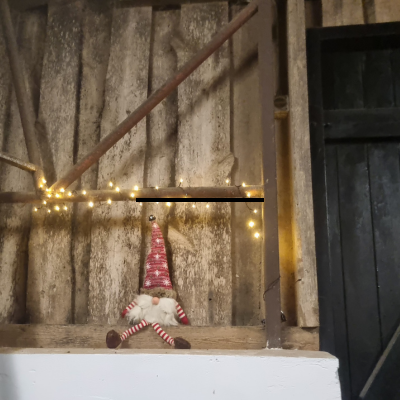 Jul i stalden er ofte lig med lyskæder og julepynt, men husk sikkerheden. Foto: Malgré Tout