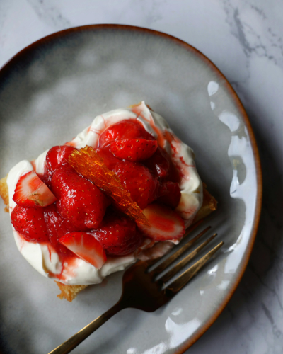 et væddemål på malgré touts redaktion ender med jordbærkage. foto canva