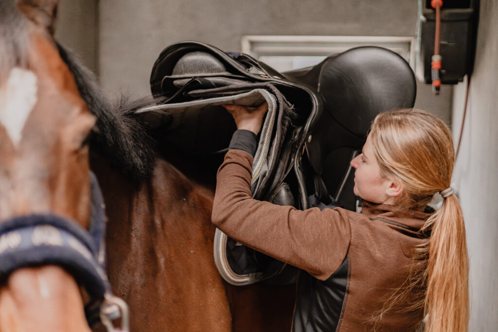 rytter-opsadler-hest