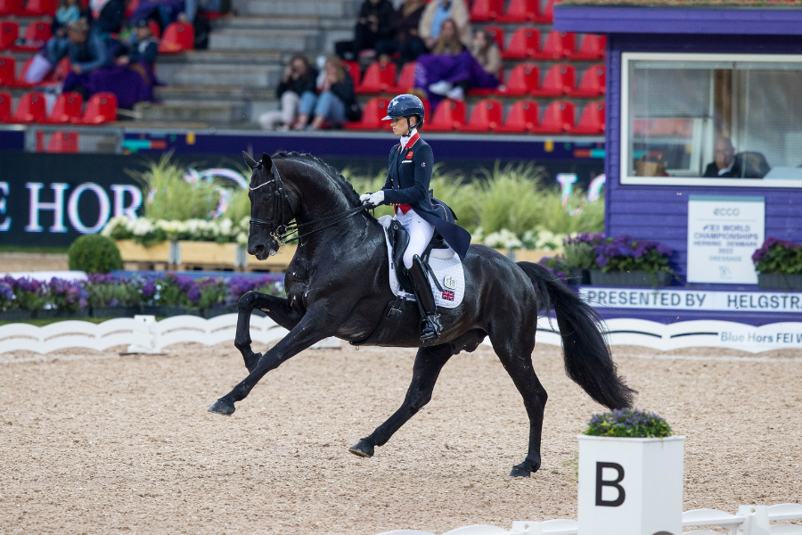 charlotte fry og glamourdale er en del af det britiske hold. her foto fra vm i herning 2022 foto fei