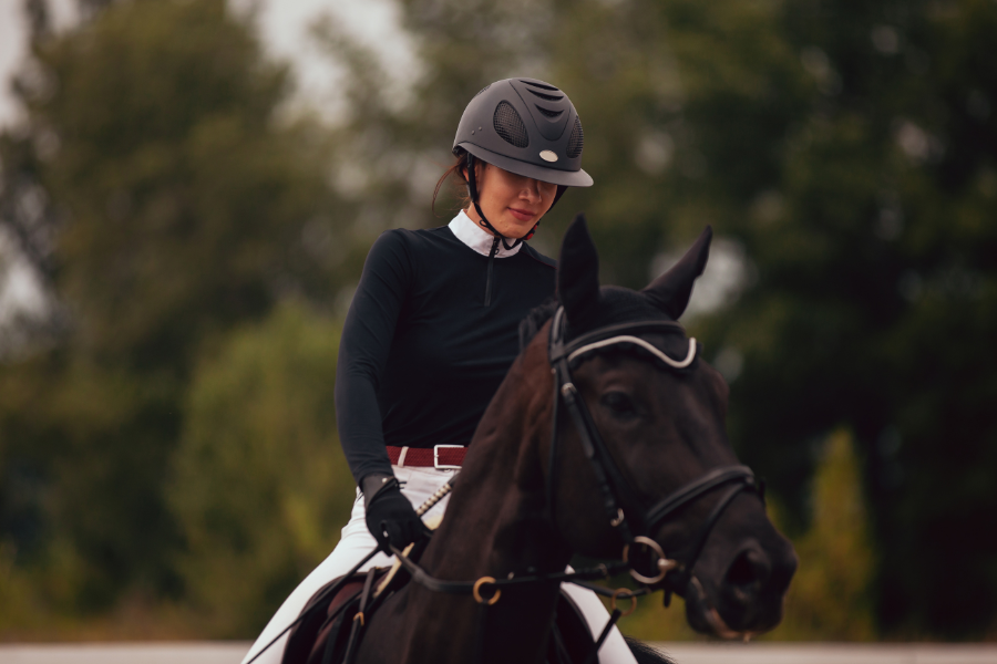kvinde rider dressur