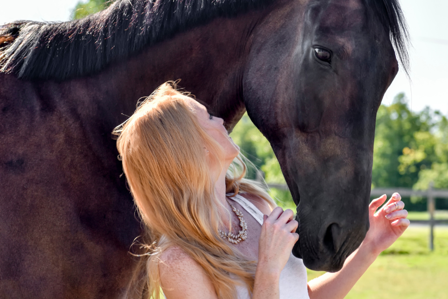 Ung pige og hest