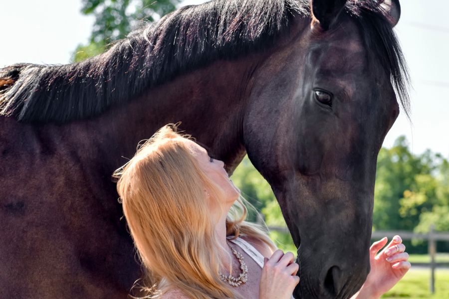 kvinde med sin hest