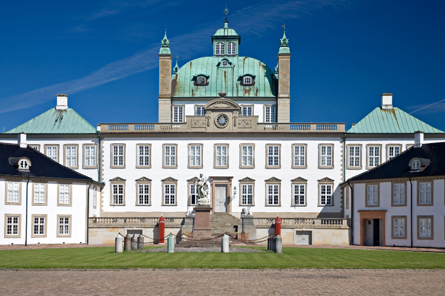 Fredensborg Slot 300 år gamle ridebane er igen etableret