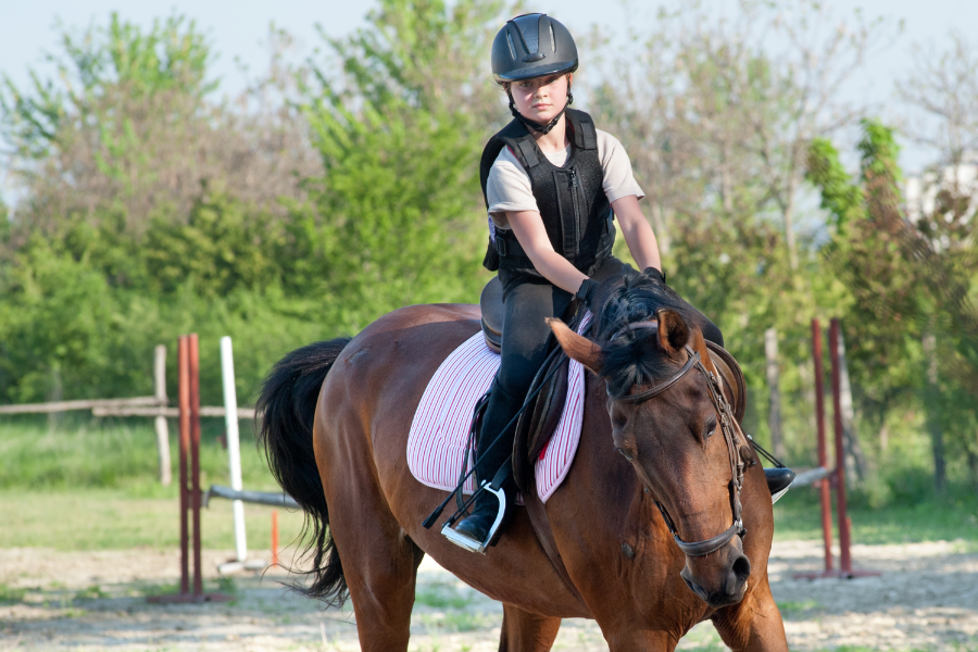 ung pige rider på en hest