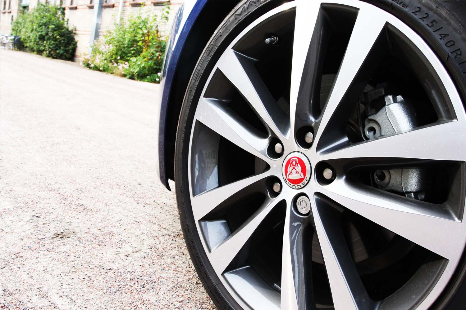 jaguar_xe_r-sport_07